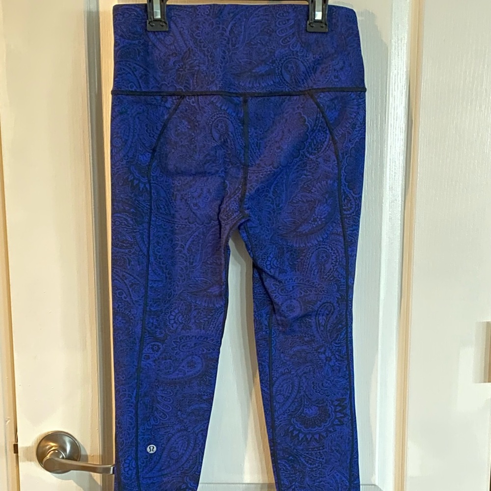 Lululemon blue and black paisley luxtreme 7/8 leggings size 6